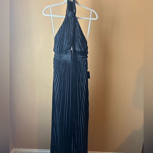 Lulus halter satin pleated for and flare gown dress - Picture 4 of 9